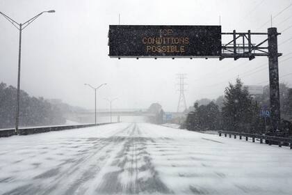 Las autoridades piden especial precaución a conductores en Nueva York por la condición de las carreteras tras la nevada
