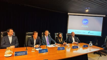 Las autoridades presentes en el anuncio: Valentín Díaz Gilligan, presidente del Ente de Turismo de la Ciudad de Buenos Aires y del Consejo Federal de Turismo; Andrés Deyá, presidente de la Federación Argentina de Asociaciones de Empresas de Viajes y Turismo (Faevyt); Daniel Scioli, secretario de Turismo, Ambiente y Deportes; Yanina Martínez, subsecretaria de Turismo; y Martín Romano, Tesorero de Faevyt y coordinador de Travel Sale