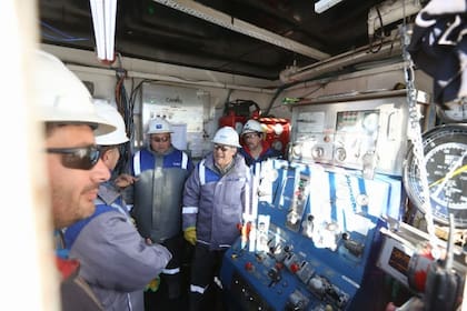Las autoridades provinciales y de la petrolera estatal, durante la visita a los pozos del yacimiento Llancanelo, en Malargüe, donde se busca triplicar la producción del crudo pesado.