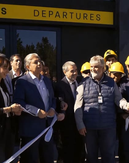 Las autoridades provinciales y municipales participaron de la inauguración (Foto: aeropuertochapelco.com)