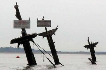 Las autoridades quieren retirar los mástiles, antes de que puedan llegar a deteriorar la base del buque y de este modo provocar un estallido de la carga