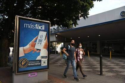 Las autoridades realizaron campañas informativas a favor de la adopción del petro.