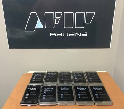 Ya se entregaron 300 celulares que fueron decomisados en la Aduana 