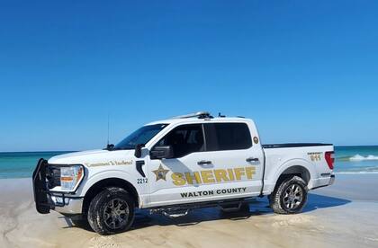 Las autoridades revisan la zona para evitar otro ataque de tiburones; alertan a los bañistas a tener precaución