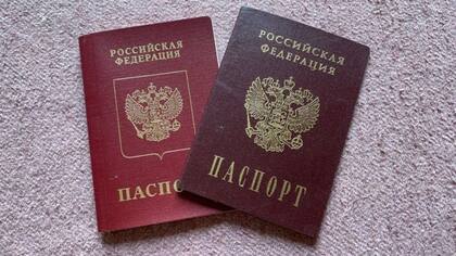 Las autoridades rusas exigen entregar los documentos en Rusia o en un Consulado de ese país, lo que dificulta a muchos obtener la nacionalidad ucraniana