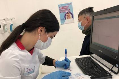 Las autoridades rusas han desplegado centros de vacunación temporales en los centros comerciales para agilizar la campaña