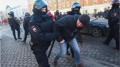Las autoridades rusas han mostrado muy poca tolerancia contra quienes se oponen a su guerra en Ucrania y han reprimido toda protesta contra su "Operación Especial"