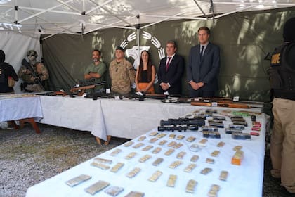 Las autoridades santafesinas, junto al arsenal incautado
