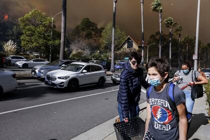 Las autoridades y vecinos de los barrios afectados han pedido a través de los medios de comunicación a la gente que está saliendo de la zona que dejen las llaves dentro de sus coches para que los equipos de rescate puedan retirarlos y así poder combatir las llamas
