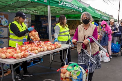 Las ayudas suelen incluir una variedad de alimentos frescos y artículos básicos de despensa para apoyar a las familias en necesidad