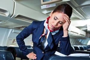 El error que cometen los pasajeros al bajar del avión y que las azafatas odian