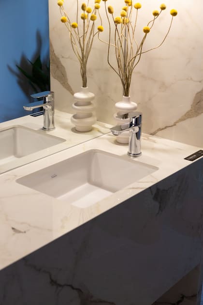 Las bachas de porcelana, como la bacha Cuadra de Ferrum, son parte de una tendencia global que comienza a instalarse en Argentina.