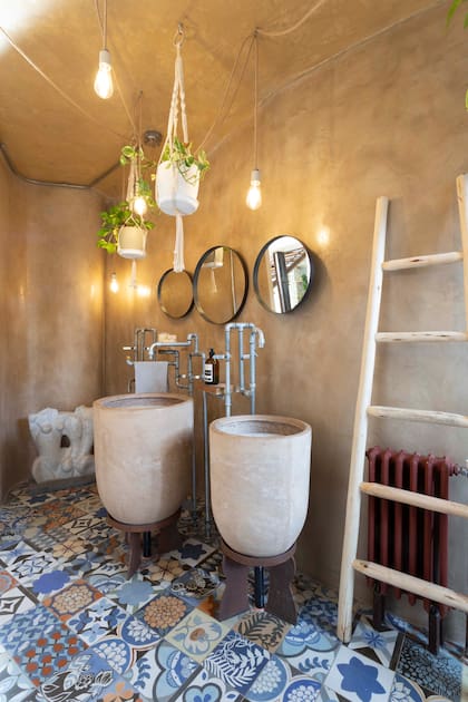 Las bachas son macetas (Compañía Nativa) sobre patas de hierro (La Herrería de Polo) con canillas de caños galvanizados (Martín Diego Soqueff).