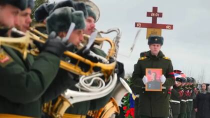 Las bajas militares rusas son tratadas como secreto de Estado por Moscú, pero cada veces se producen más y más funerales en el país