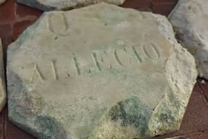 Descubrieron que las baldosas del Museo Histórico Sarmiento fueron hechas con lápidas