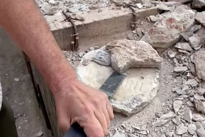 Las baldosas del Museo Histórico Sarmiento fueron removidas por una pérdida de agua y allí Luis Ambros, de la oficina de gestión del museo, descubrió que en su dorso tenían inscripciones