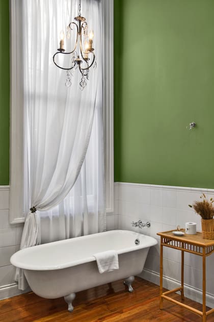 Las bañaderas con patas son un detalle distinguido de las habitaciones.