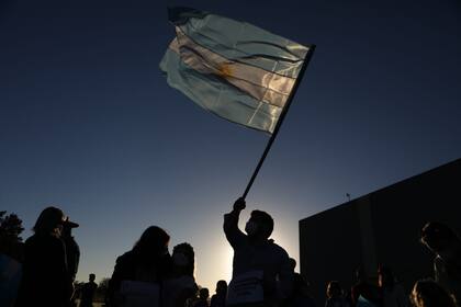 Las banderas argentinas flamearon en La Plata, esta mañana