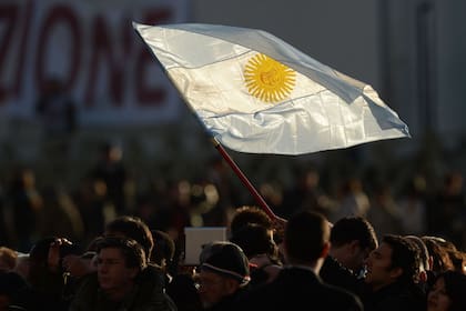 La bandera argentina está formada por tres franjas celeste, blanca y celeste, a lo que se suma el Sol de Mayo 