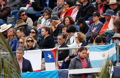 Las banderas argentinas se entremezclan con las chilenas en las tribunas