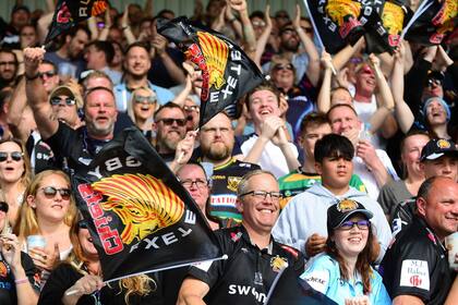 Las banderas con el logo de los Chiefs; el equipo jugó las últimas cuatro finales del Champioship inglés y ganó un título