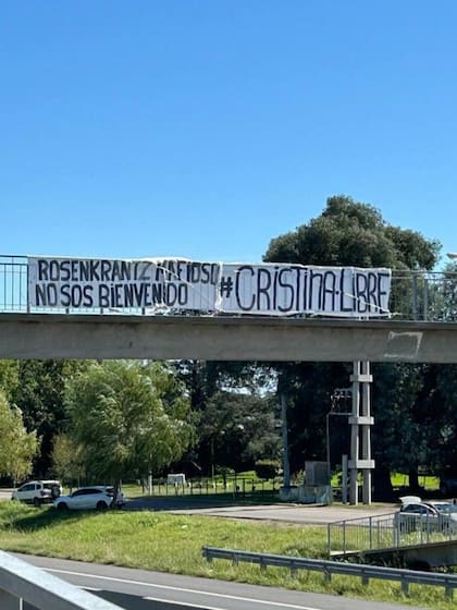 Las banderas contra el juez Rosenkrantz en el ingreso a Junín
