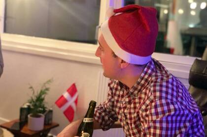 Las banderas danesas decoran el país todo el año. Pueden encontrarse tanto en las calles, como en los frentes e interiores de las casas. También es común adornar las tortas de cumpleaños con la bandera nacional.