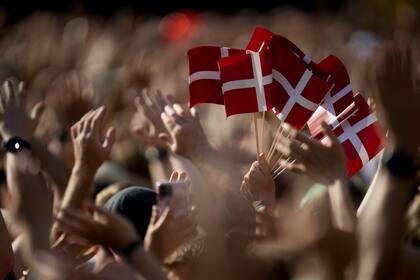 Las banderas danesas se agitan en la presentación del Tour de Francia 2022; Dinamarca es el décimo país en alojar la largada.