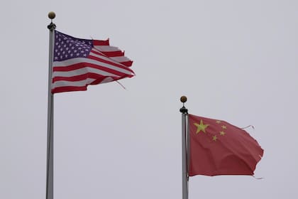 Las banderas de China y Estados Unidos en Chinatown en San Francisco, el 18 de abril de 2025