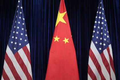 Las banderas de Estados Unidos y China ondean durante la cumbre entre Trump y Xi en el Aeropuerto Internacional de Gimhae en Busan, Corea del Sur
