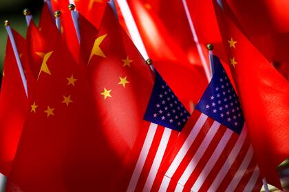 Las banderas de Estados Unidos y China se muestran juntas en la parte superior de un trishaw en Beijing el 16 de septiembre de 2018.