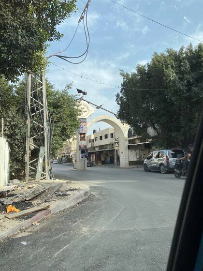 Las banderas de la Jihad Islámica sobre la entrada a Jenín