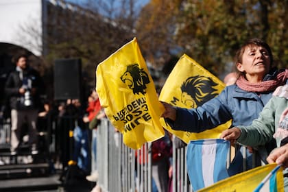 Las banderas de La Libertad Avanza también estuvieron presentes entre las personas que se acercaron a ver al Presidente