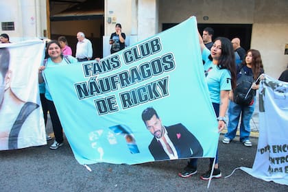 Las banderas de los clubes de fans nunca faltan