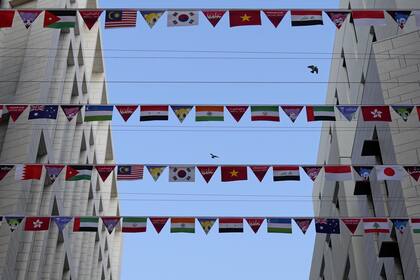 Las banderas de los países participantes de la Copa Asia, en las calles de la ciudad de Doha