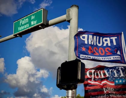 Las banderas de Trump 2024 se exhiben en Palm Avenue en Hialeah, Florida