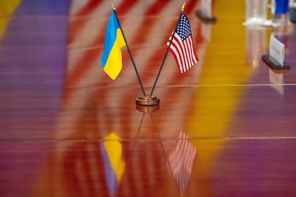 Las banderas de Ucrania y Estados Unidos yacen sobre una mesa durante una reunión entre el secretario de Defensa estadounidense, Lloyd Austin, y el primer ministro ucraniano, Denys Shmyhal, el miércoles 12 de abril de 2023, en el Pentágono, en Washington