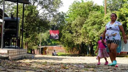 Las banderas del ELN están por toda la zona buscando dar un mensaje de control territorial