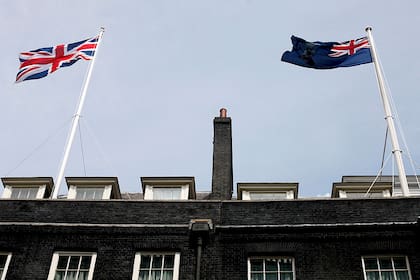 Las banderas del Reino Unido y de Malvinas flamean juntas en la residencia de David Cameron