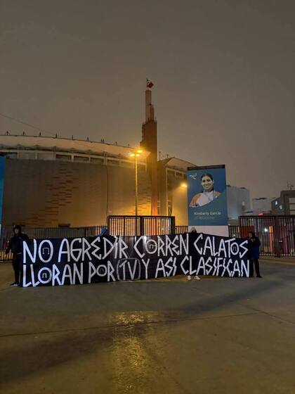 Las banderas dispuestas por los barras de Alianza Lima contra la Universidad de Chile