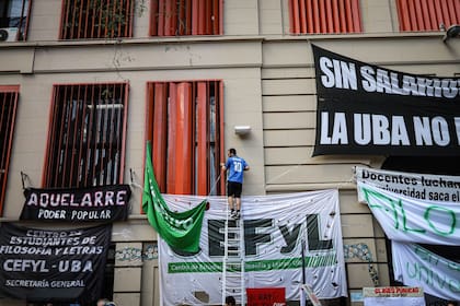 Las banderas frente la entrada de Puan