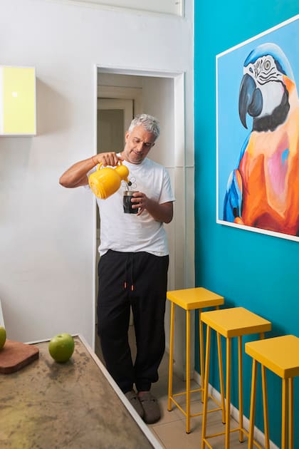 Las banquetas amarillas las hizo un carpintero siguiendo su diseño.