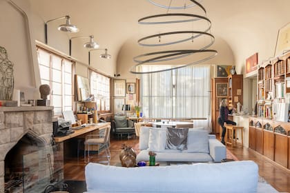 Las banquetas frente a la barra señalan el lugar de la cocina hoy conectada con el espacio social