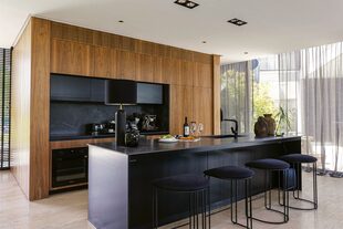 Las banquetas son casi imperceptibles desde el living. Un pedido que Tembra cumplió con este exclusivo modelo de líneas delgadas.