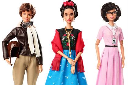 La Barbie de Frida Kahlo (en la foto junto a las de Amelia Earhart y Katherine Johnson) ya había causado un litigio hace unos años