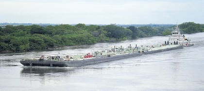 Las barcazas surcan el Paraná