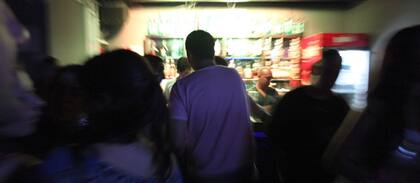 Las barras de los bares y boliches, lugares de paso obligado