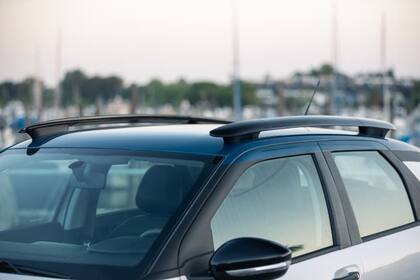 Las barras de techo flotantes de la versión Shine se incorporan en esta serie especial del SUV C4 Cactus Rip Curl.