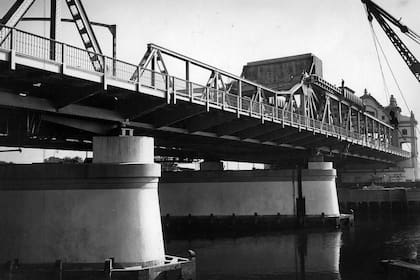 Las bases de cemento del puente y la estructura de hierro de las calzadas antes de su inauguración.