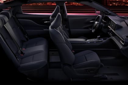 Las baterías están ubicadas debajo de los asientos traseros y, así, el baúl adquiere una capacidad de 433 litros.